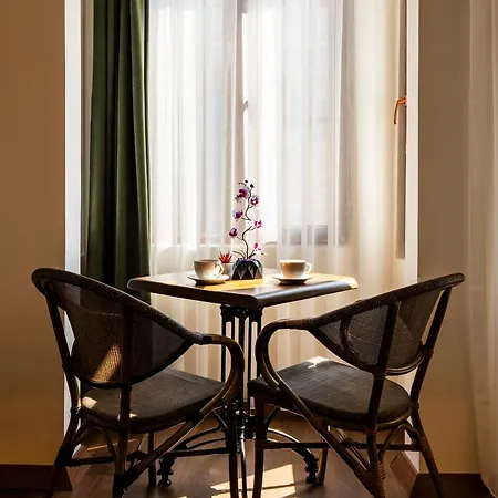 York House Hotel *